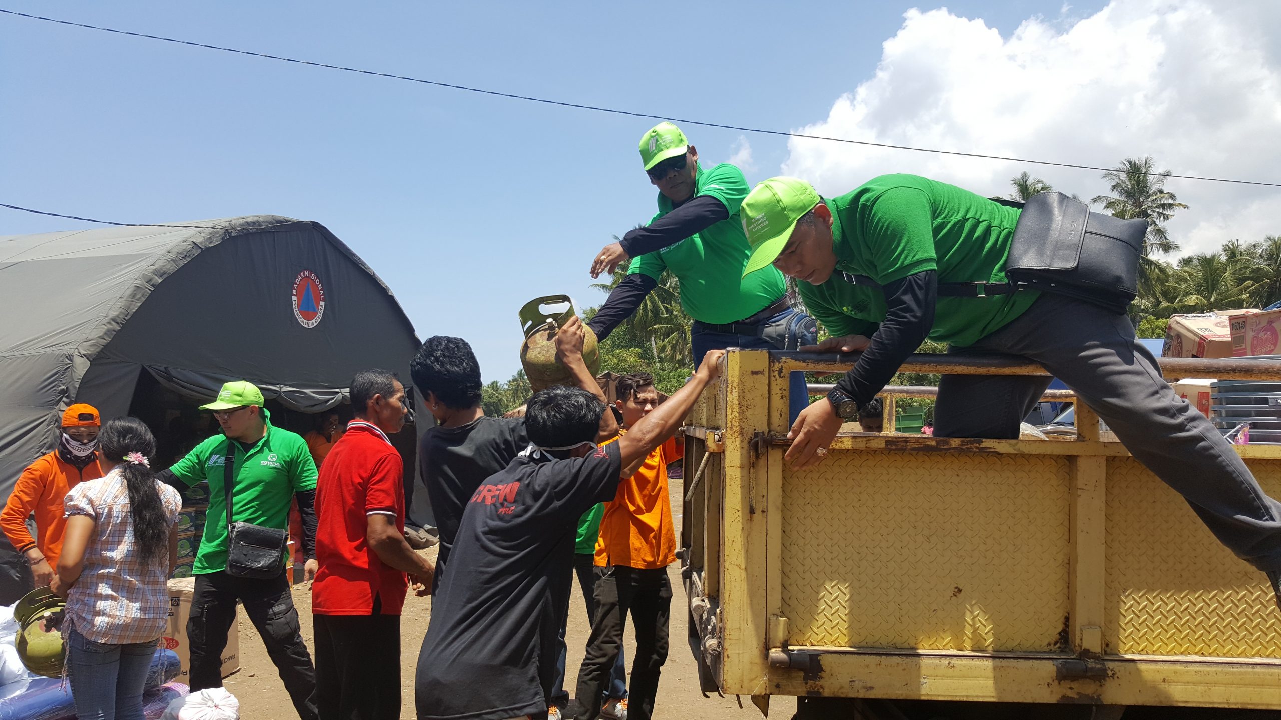 Monex Salurkan Bantuan kepada Pengungsi Gunung Agung