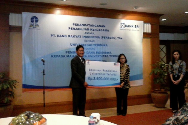 BRI Kucurkan Rp 3,6 Miliar untuk Beasiswa Mahasiswa UT