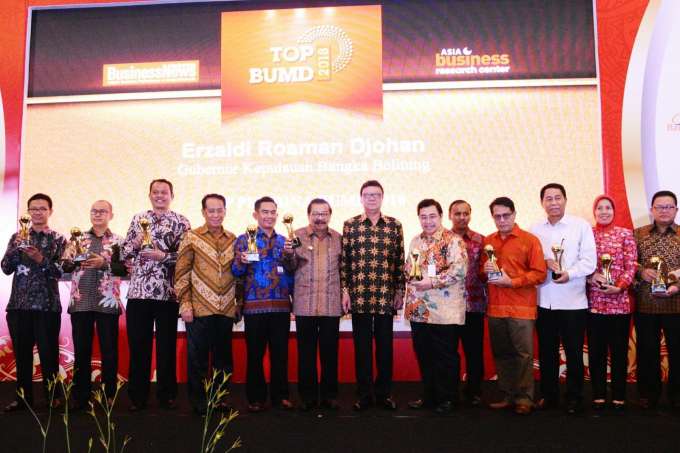 Pakde Karwo Terima Penghargaan TOP Pembina BUMD 2018