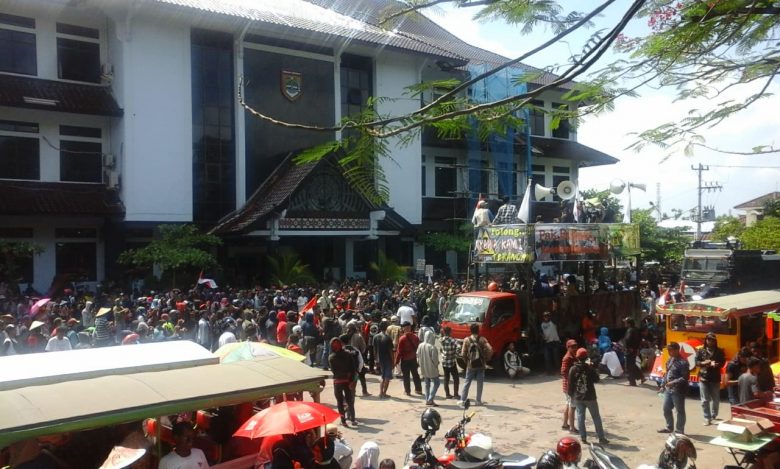 Ribuan Warga Sukoharjo Tuntut Penutupan PT RUM
