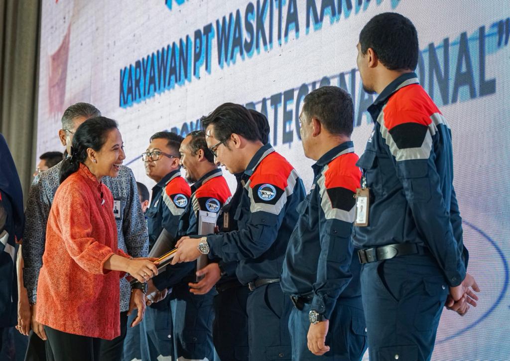 Menteri BUMN Berikan Penghargaan