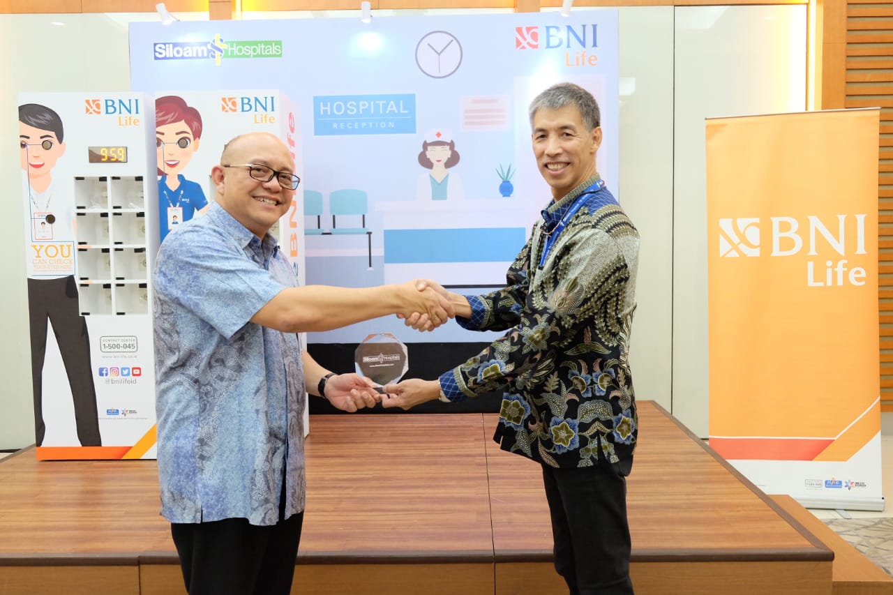BNI Life Berikan 14 Unit Charging Station ke RS Siloam Group