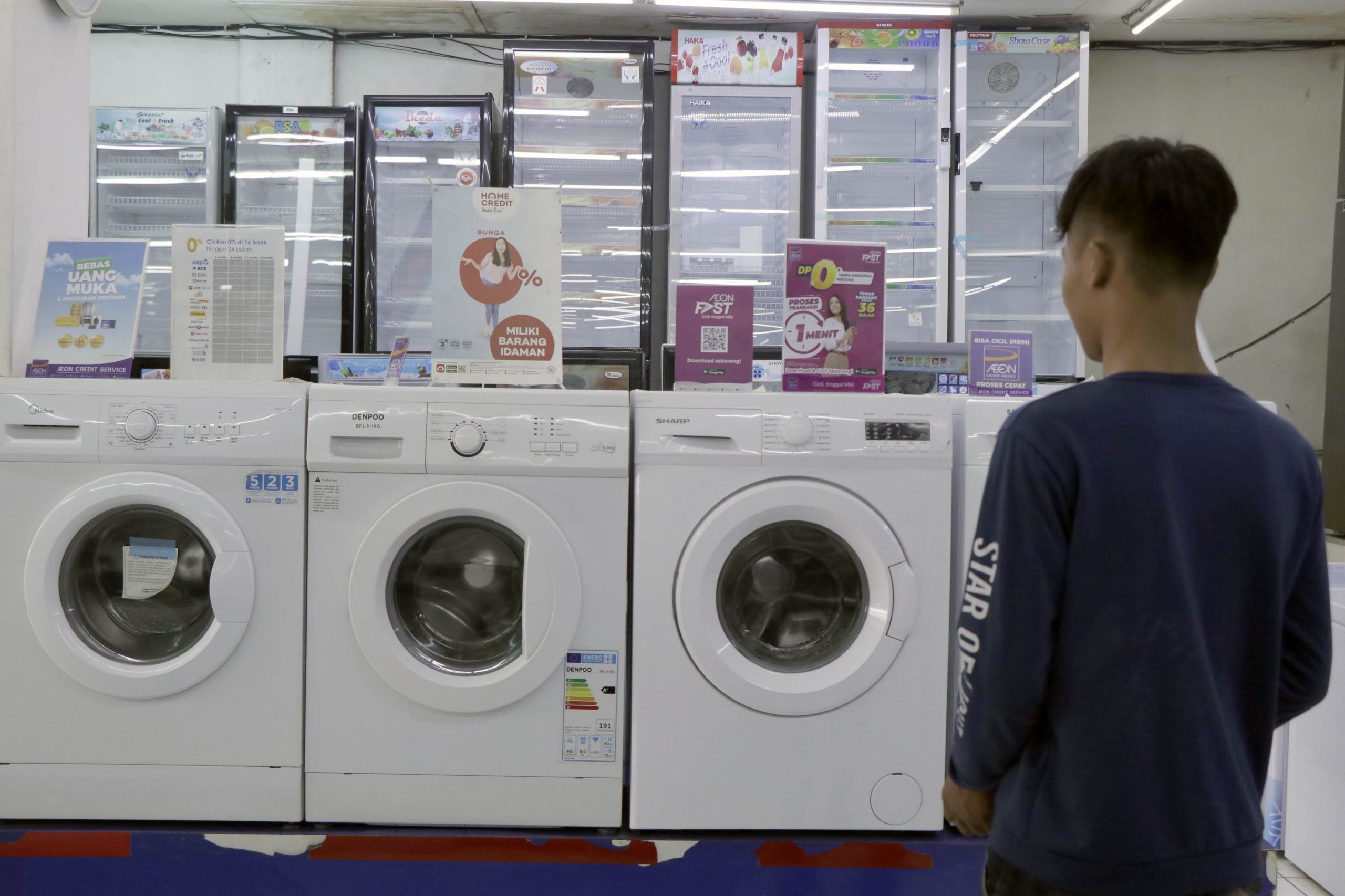 FOTO – Ekonomi Lesu, Toko ELektronik Sepi