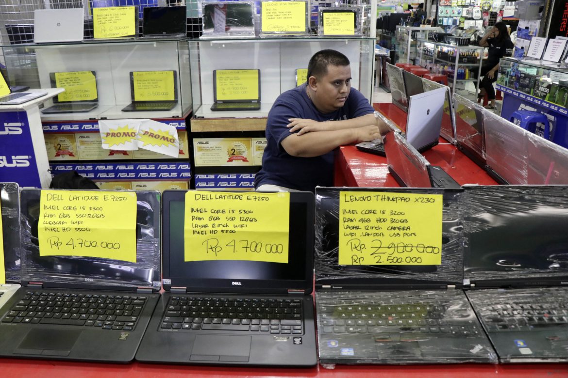 FOTO - Geliat Penjualan Laptop Bekas di Mangga Dua - TopBusiness