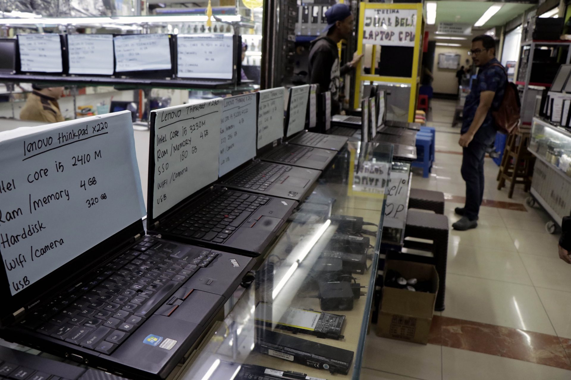 FOTO - Geliat Penjualan Laptop Bekas di Mangga Dua - TopBusiness