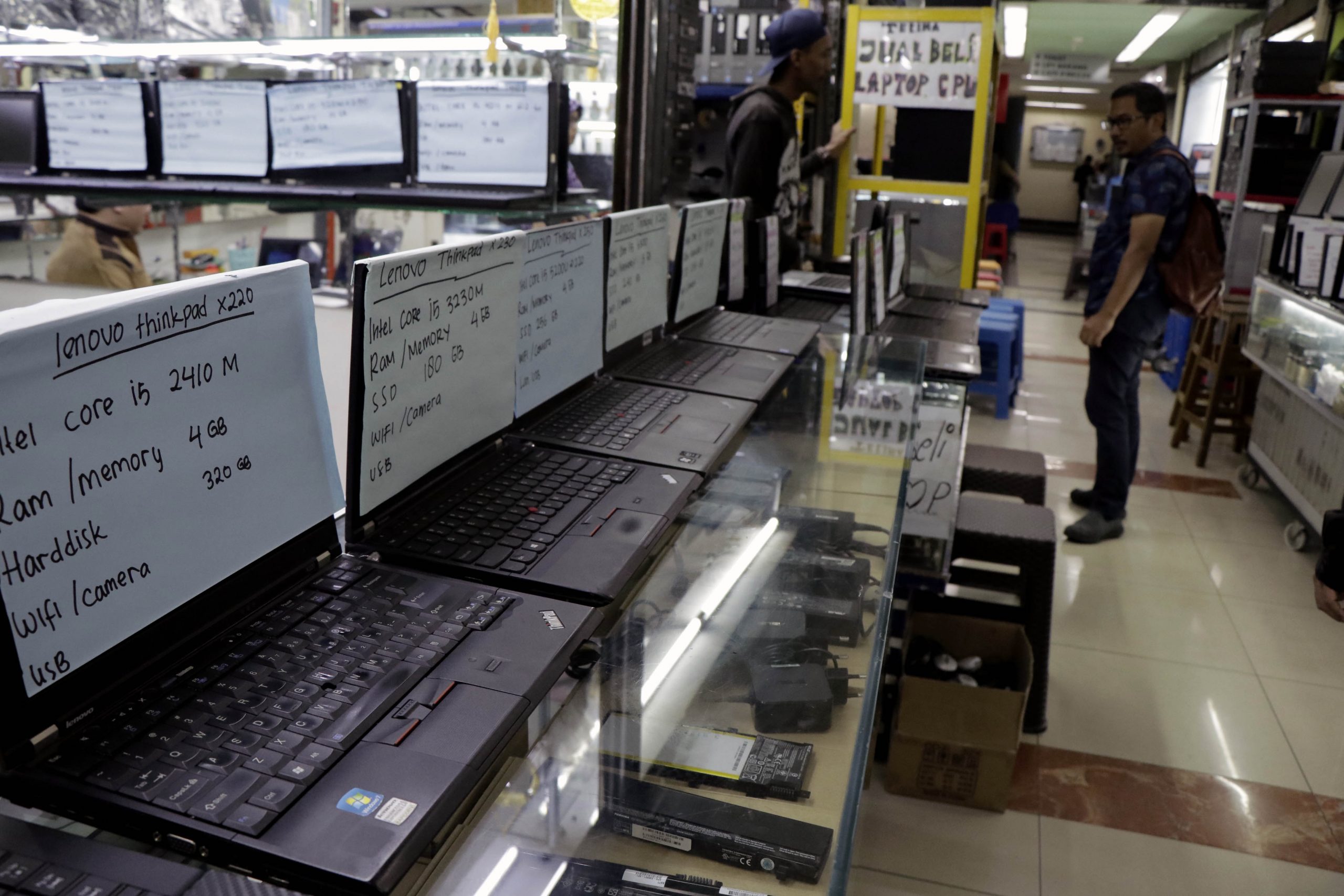 FOTO – Geliat Penjualan Laptop Bekas di Mangga Dua