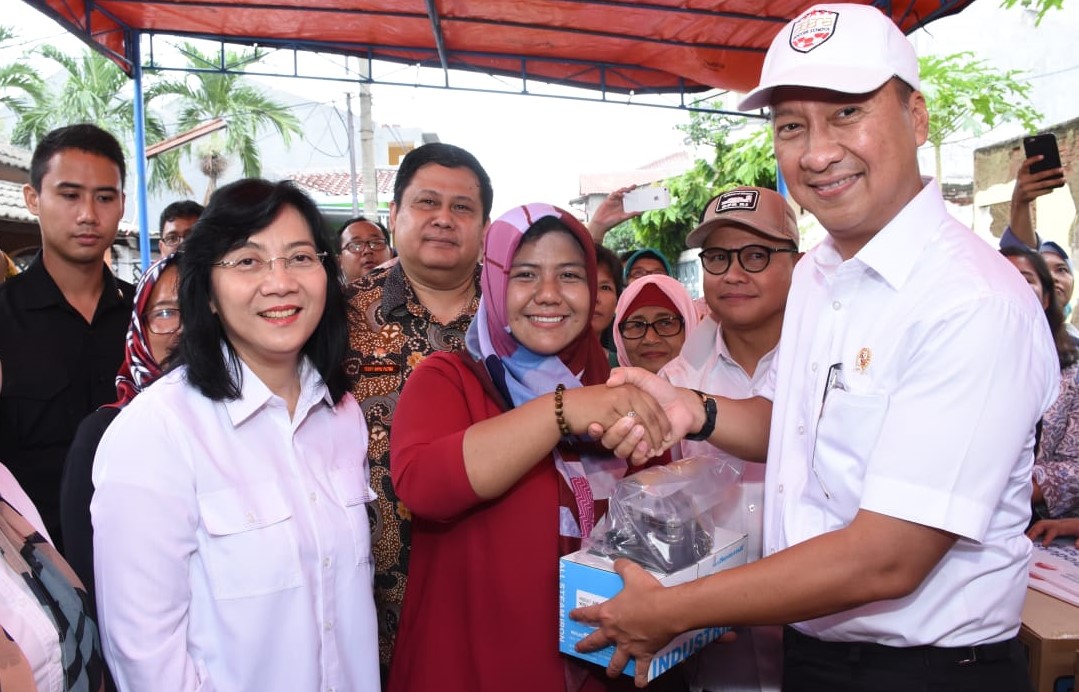 Menperin Serahkan Bantuan ke Usaha Kecil Korban Banjir