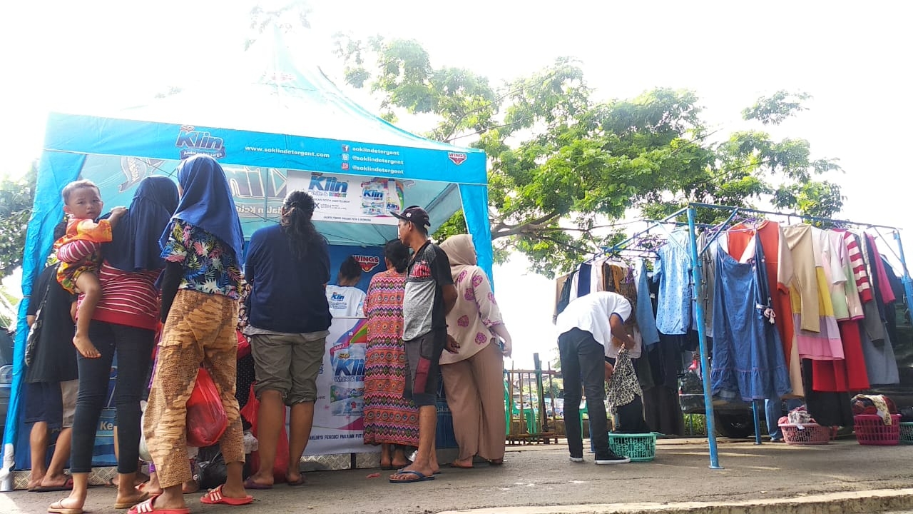 Mobil Cuci SoKlin Bantu Korban Banjir