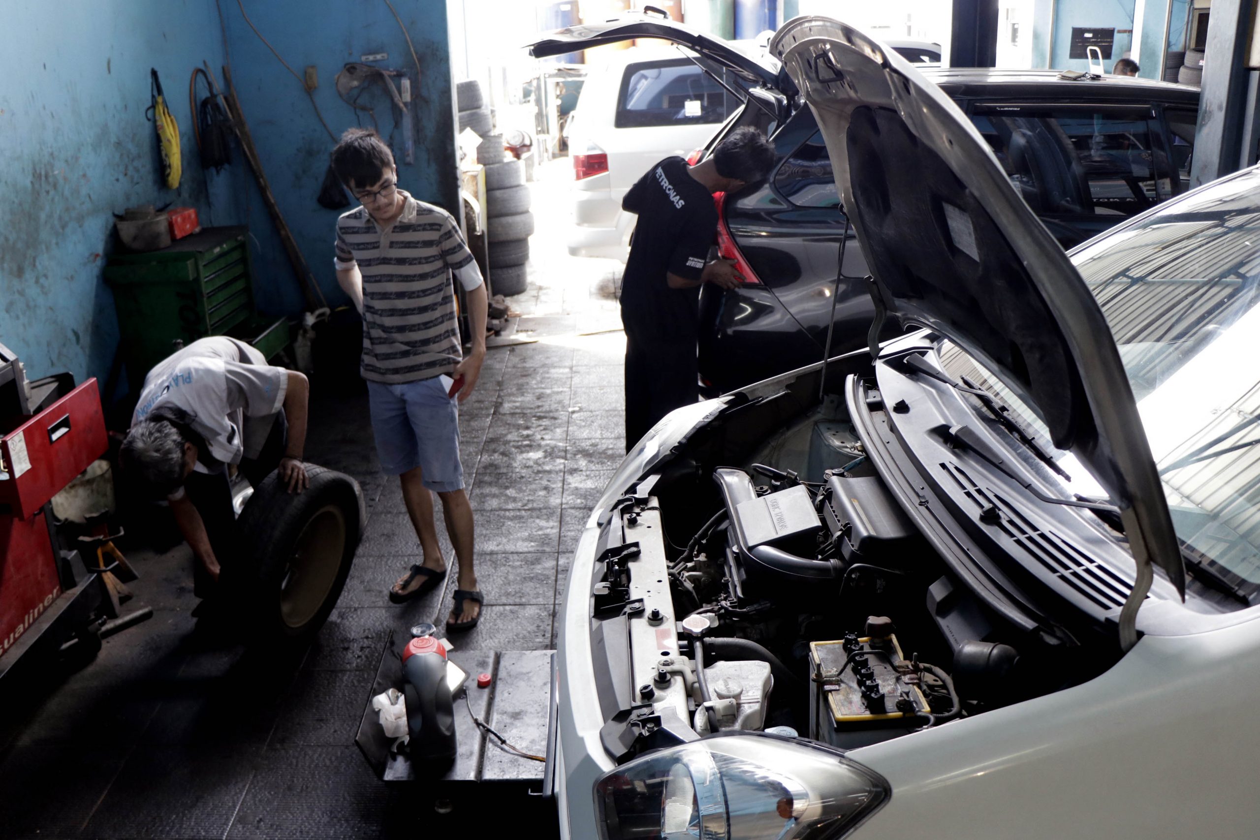 FOTO – Perbaikan Mobil Naik