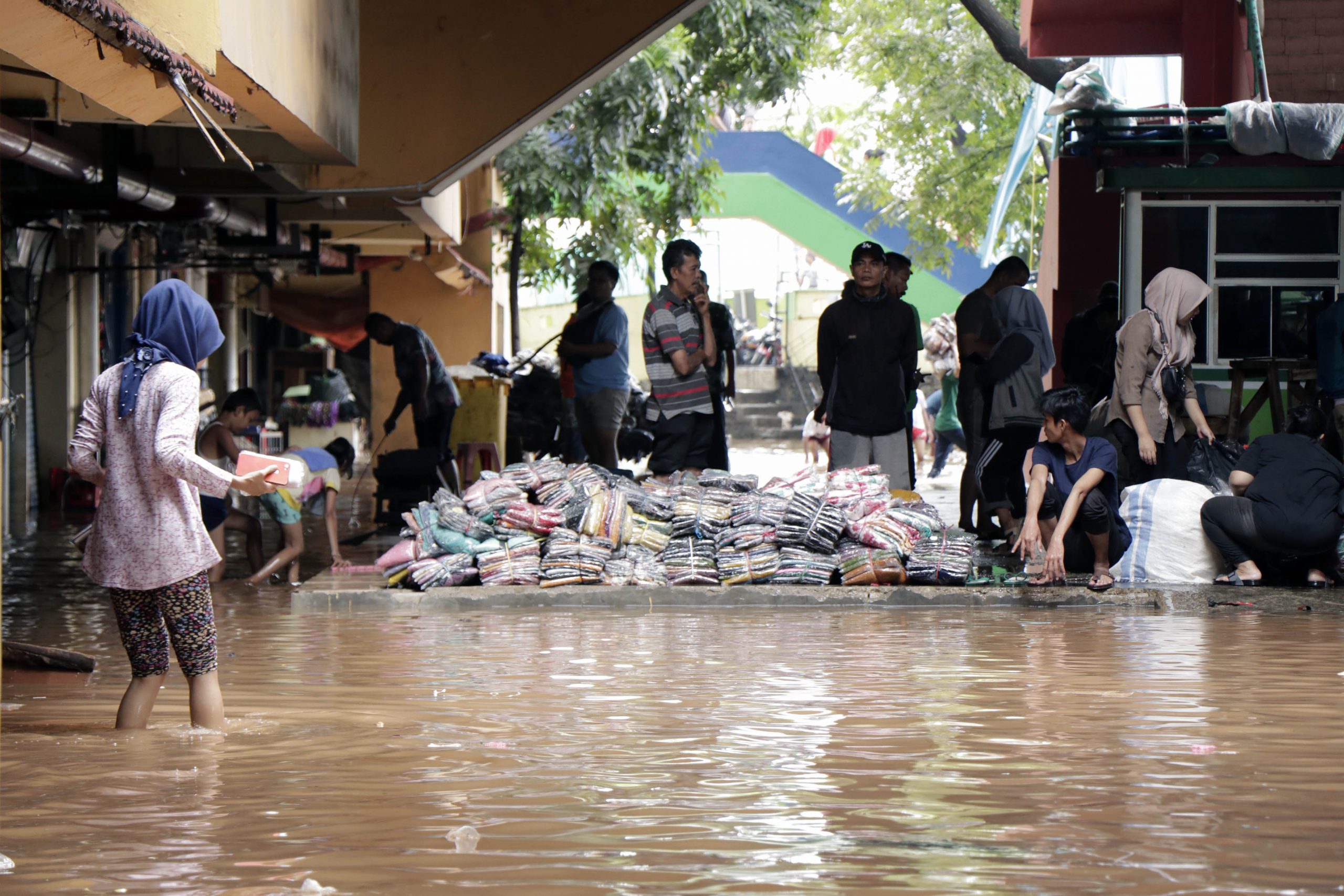 FOTO – Aktivitas di Pasar Cipulir Lumpuh