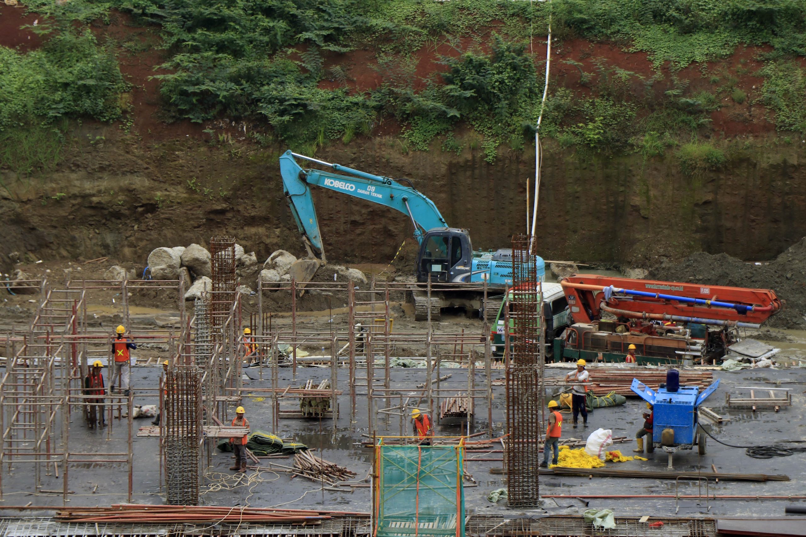FOTO – Dibayangi Covid19 Pembangunan Mall Terus Belanjut