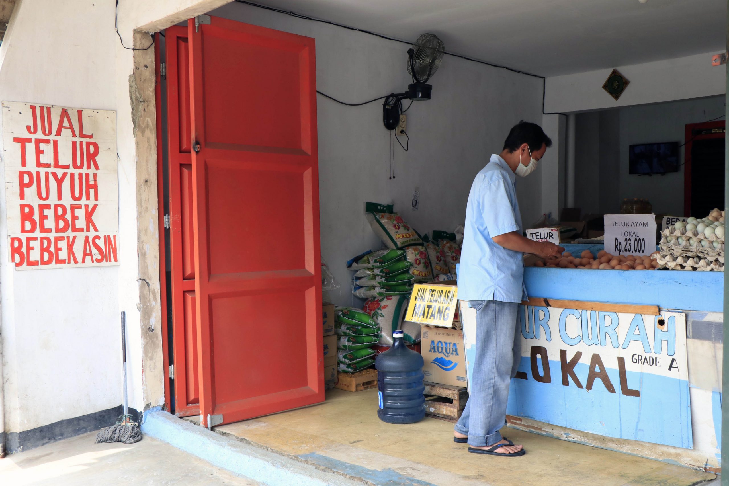 FOTO – Pedagang Telur Ayam Kian Merugi