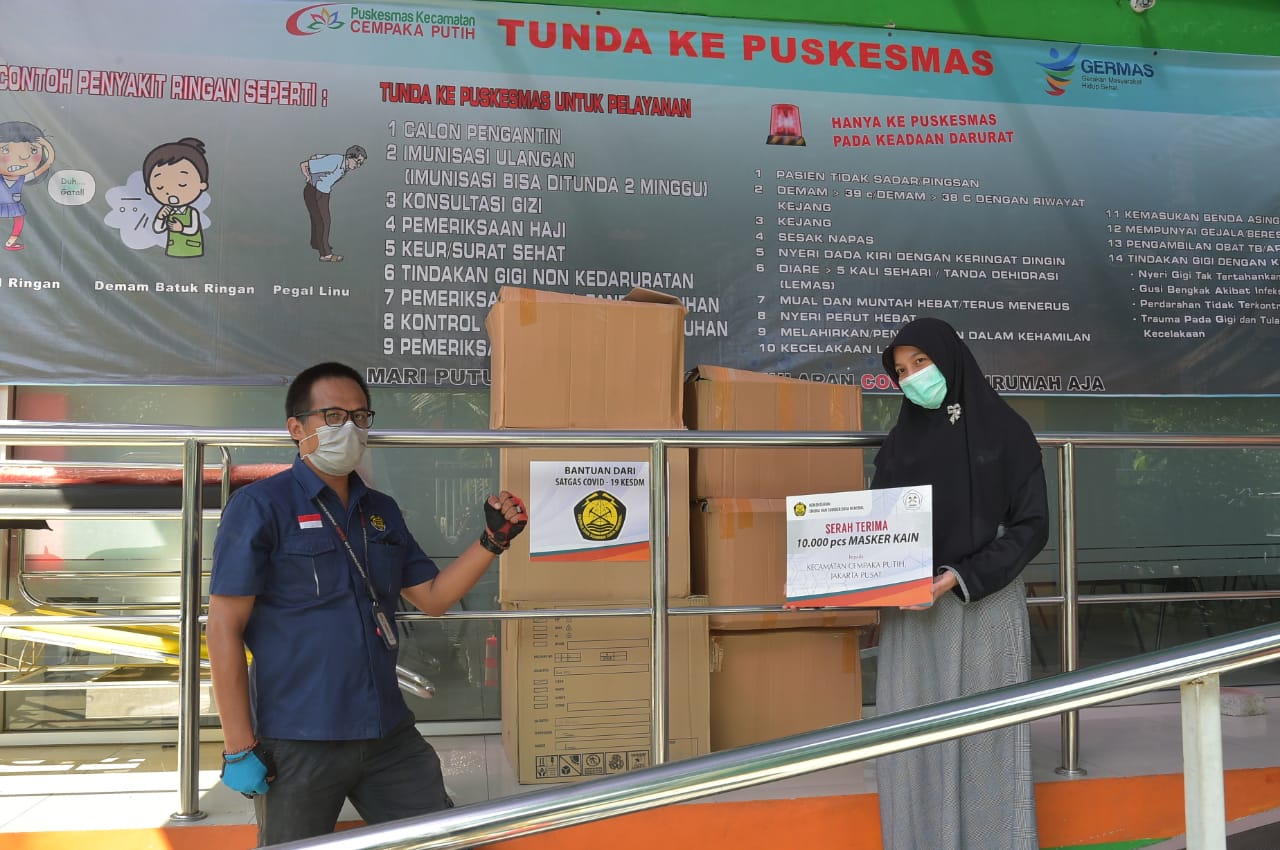 Tim Gugus Tugas ESDM Berikan Masker