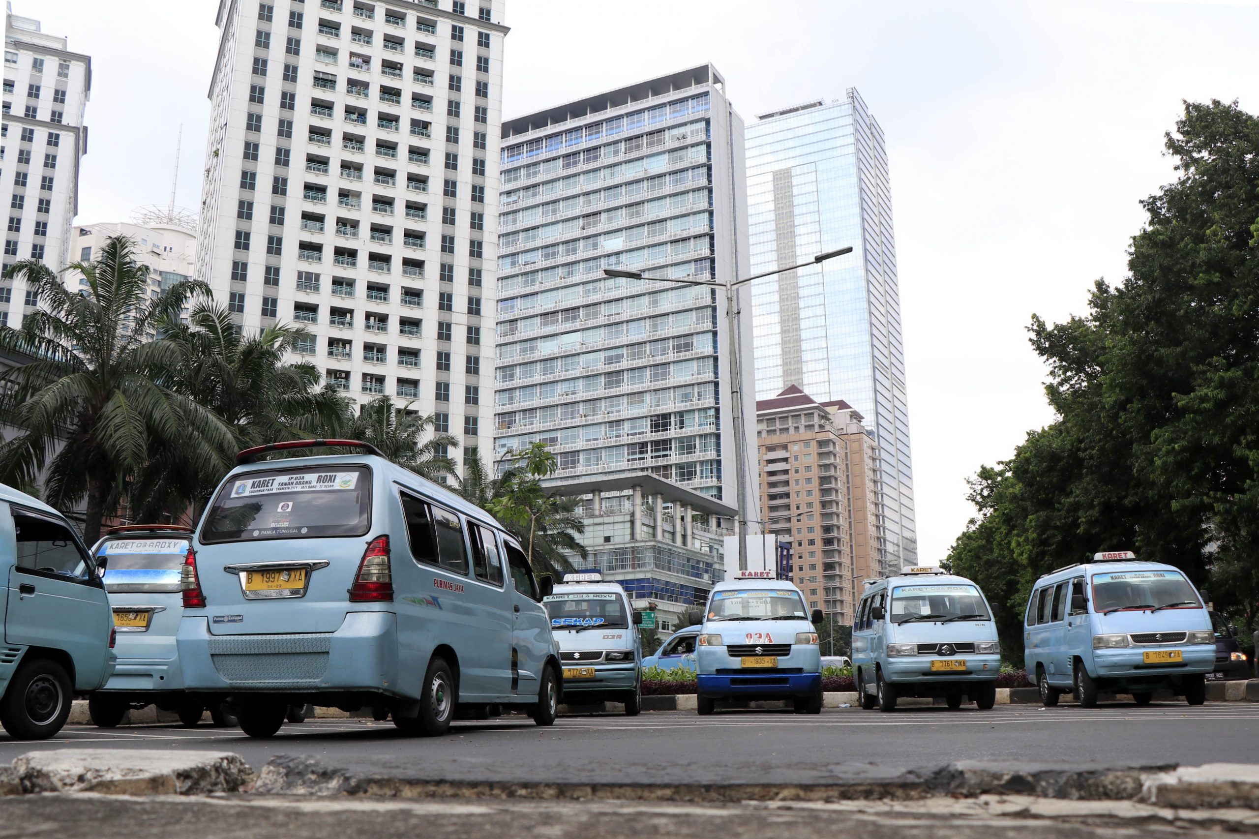 FOTO – Angkutan Umum Merana Efek Virus Corona