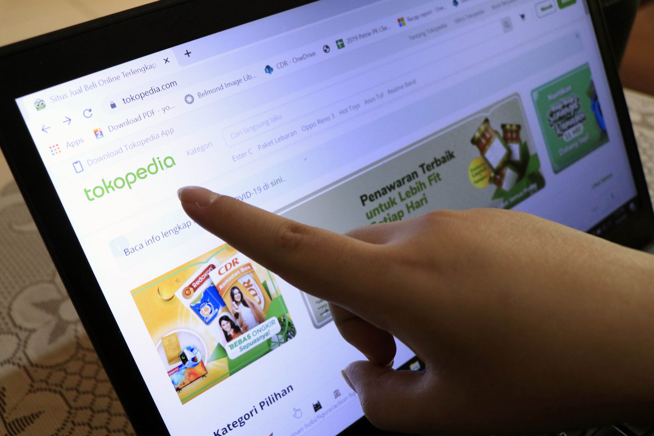 FOTO – Pelanggan Cermati Situs Belanja Online