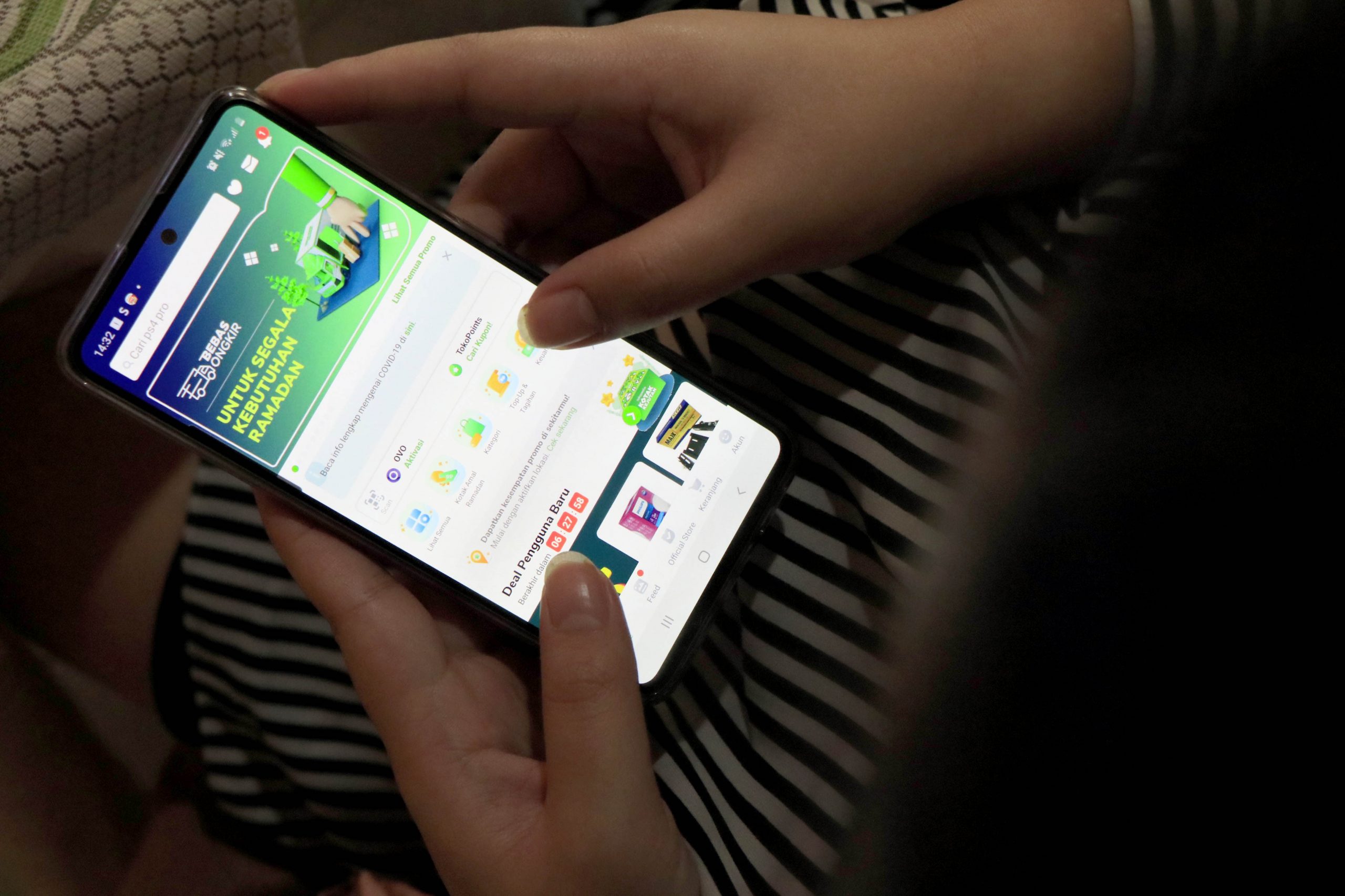FOTO – Pelanggan Cermati Situs Belanja Online