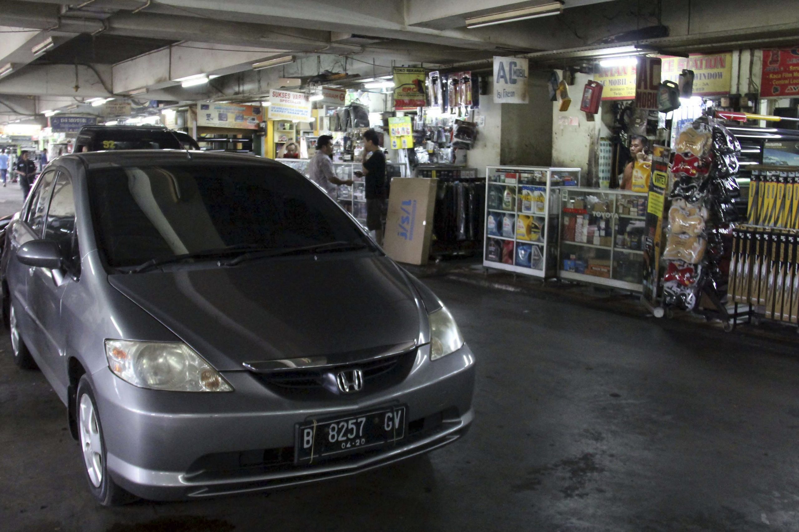 FOTO – Omzet Pedagang Onderdil Mobil Turun