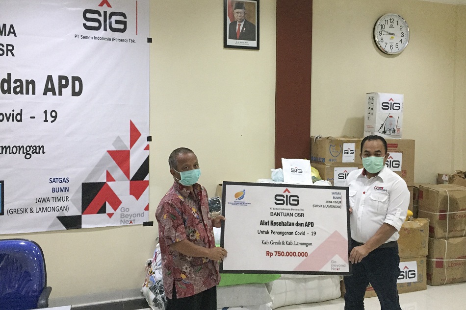 SIG Beri Bantuan Alkes dan APD ke RS Gresik dan Lamongan