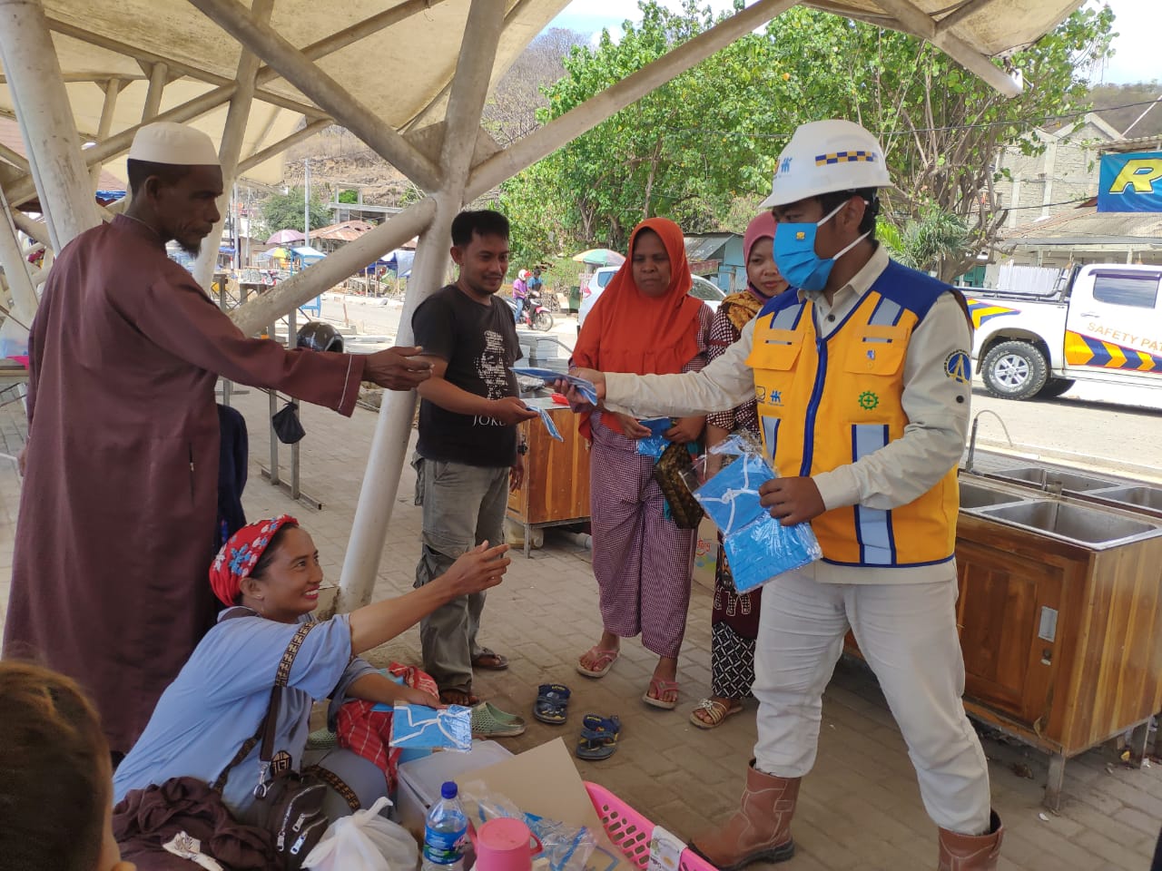 Brantas Abipraya Bagikan Masker Gratis di Labuan Bajo