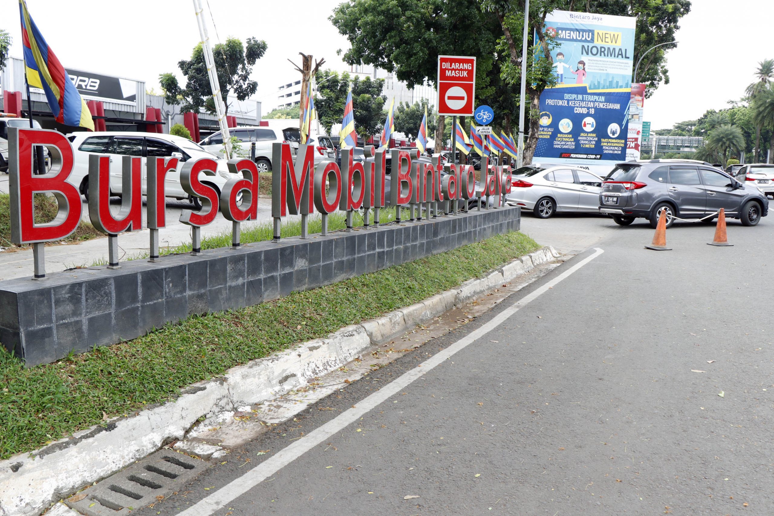FOTO – Penjualan Mobil Bekas Anjlok hingga 50 Persen