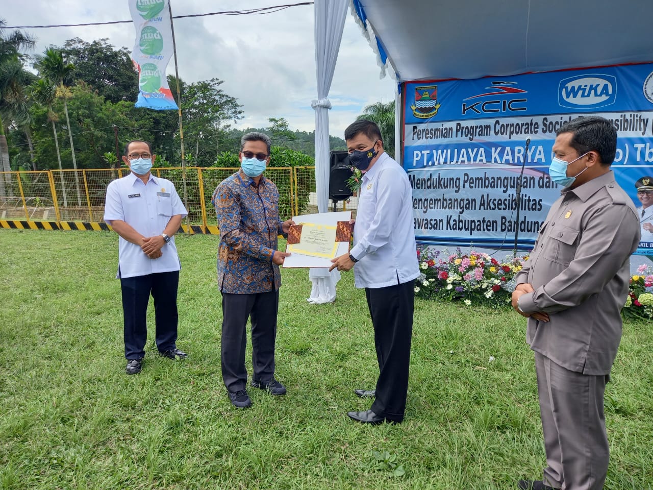 WIKA Lakukan CSR Bangun Jalan Sejauh 20 km di Bandung Barat