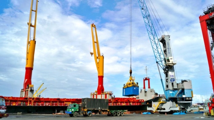 Kolaborasi Pelindo III dan Pertamina Efisienkan Biaya Distribusi Energi
