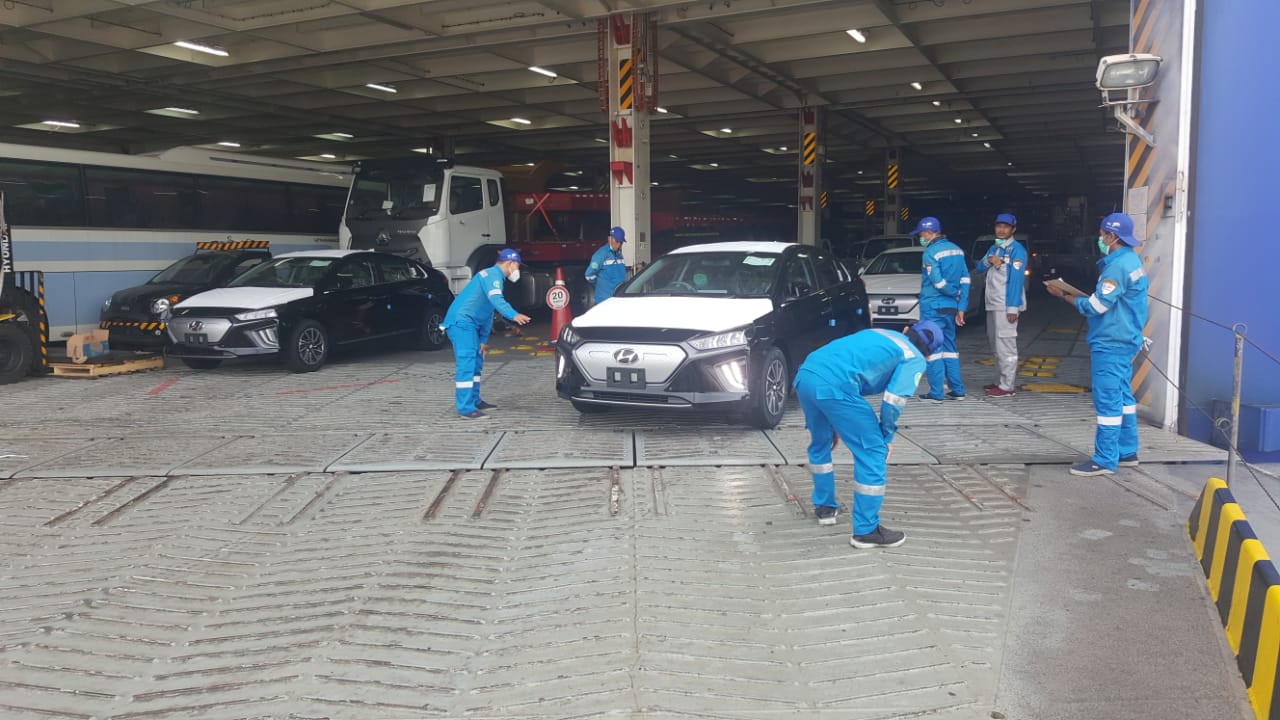 Perdana, Kendaraan Pabrikan Hyundai Bongkar Muat di Terminal IPCC