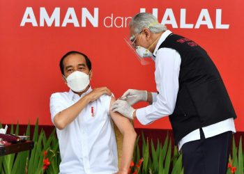 Tinjau Vaksinasi di Bursa, Presiden Harapkan Aktivitas Pasar Modal dan Perbankan Terlindungi