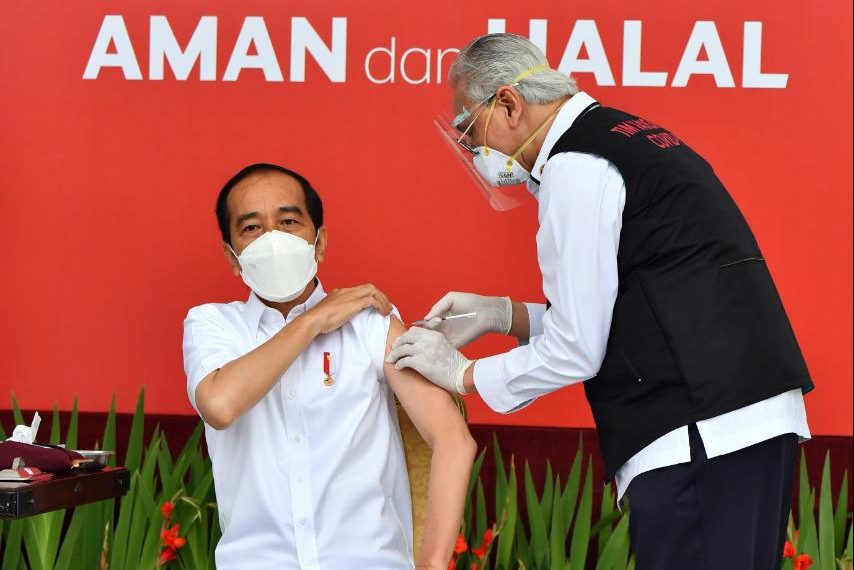 Tinjau Vaksinasi di Bursa, Presiden Harapkan Aktivitas Pasar Modal dan Perbankan Terlindungi