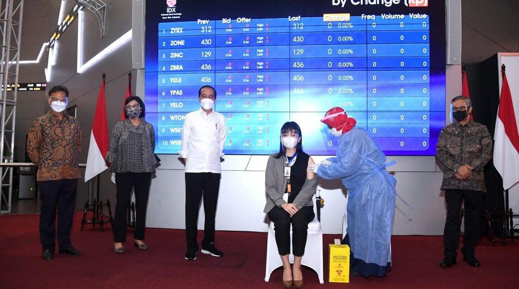 Tinjau Vaksinasi di Bursa, Presiden Harapkan Aktivitas Pasar Modal dan Perbankan Terlindungi