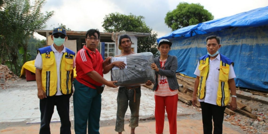 Kementerian PUPR Salurkan Bansos Sembako   bagi Korban Gempa Bumi di Malang