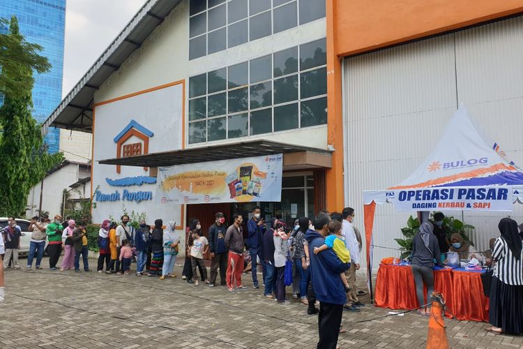 Jelang Lebaran, Bulog Gelar Operasi Pasar Daging Beku