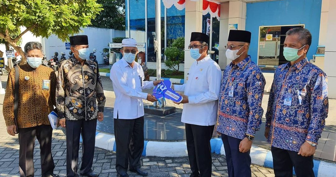 Karyawan Perumda Air Minum Kota Padang Sumbang 1 Unit Ambulans untuk Baznas