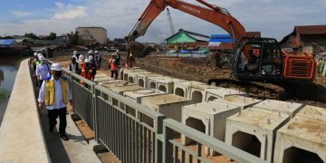 Menteri Basuki Tinjau Penanganan Normalisasi Sungai Karang Mumus