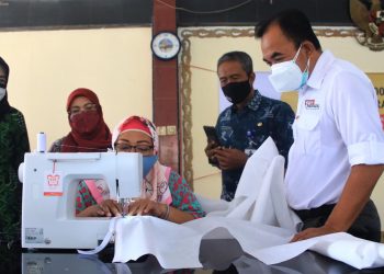 SIG Libatkan 30 Ibu Rumah Tangga Jahit 1.400 Baju Hazmat