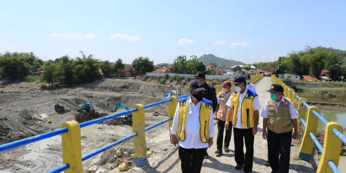 Menteri Basuki Tinjau Rehabilitasi Bendung Cikeusik untuk Tingkatkan Kesejahteraan Petani