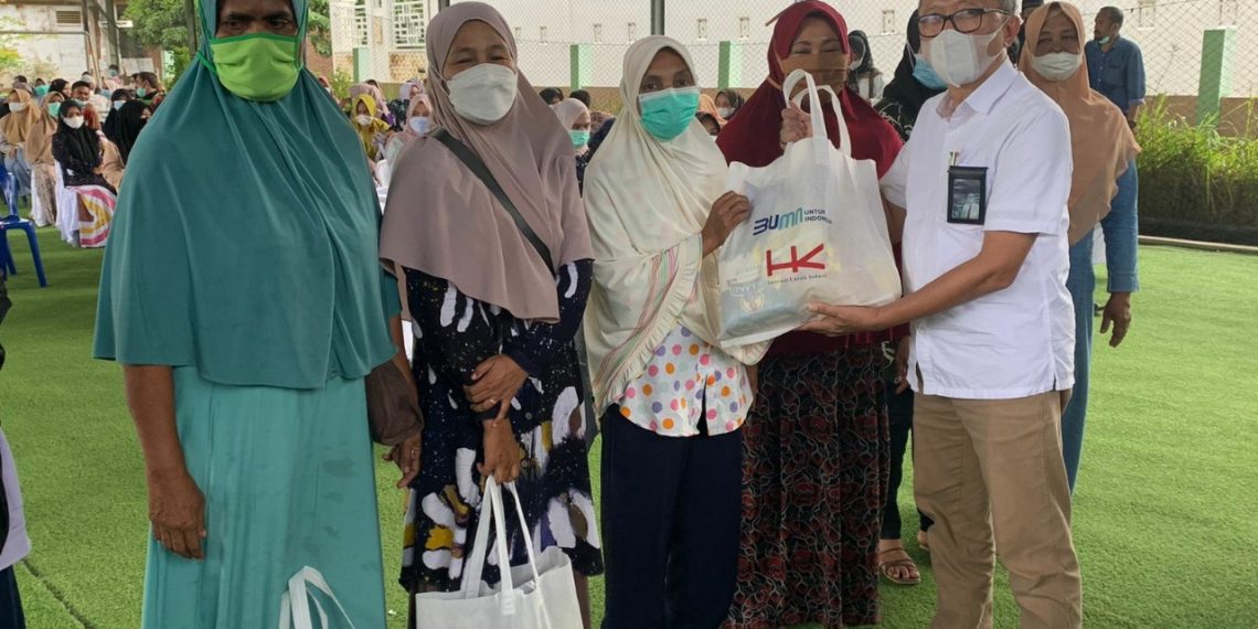 Hutama Karya Bagi 250 Paket Sembako untuk Masyarakat Aceh