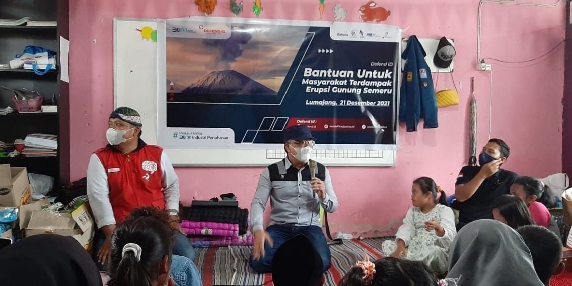 BUMN Industri Pertahanan Serahkan Bantuan Erupsi Semeru