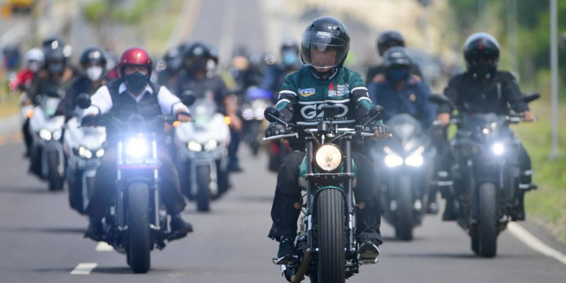 Persiapan MotoGP Mandalika, Menteri Basuki Dampingi Presiden Jokowi Kendarai Motor Tinjau Kesiapan Infrastruktur