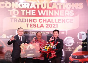Menangkan Kompetisi Trading, Pemred TopBusiness Raih Hadiah Mobil Tesla