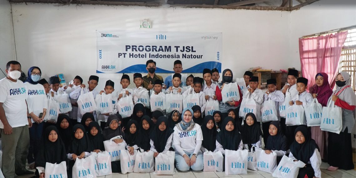 HIN Berikan Bantuan Paket Peralatan Sekolah di  Serang