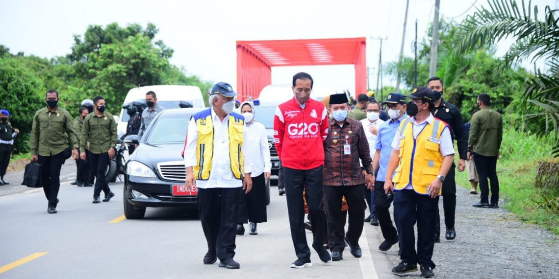 Menteri Basuki Dampingi Presiden Jokowi Tinjau Proyek Peningkatan Kualitas Jalan Kota Jambi ke Muara Sabak