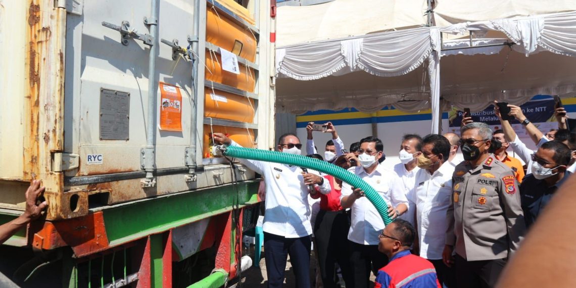ID FOOD mulai Distribusikan Minyak Goreng Curah dan Gula ke Pasar Tradisional di Kupang
