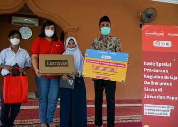 JD.ID dan Kitabisa Serahkan Bantuan Pendidikan Daring untuk Sekolah  di Jawa dan Papua