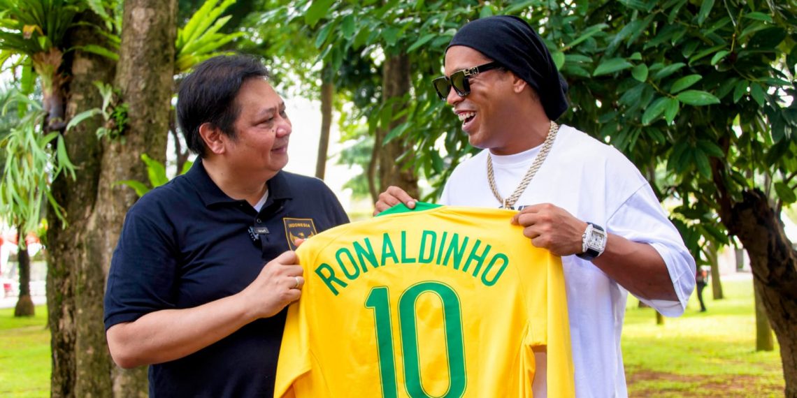 Berbincang dengan Ronaldinho, Menko Airlangga Singgung Pemulihan Ekonomi RI