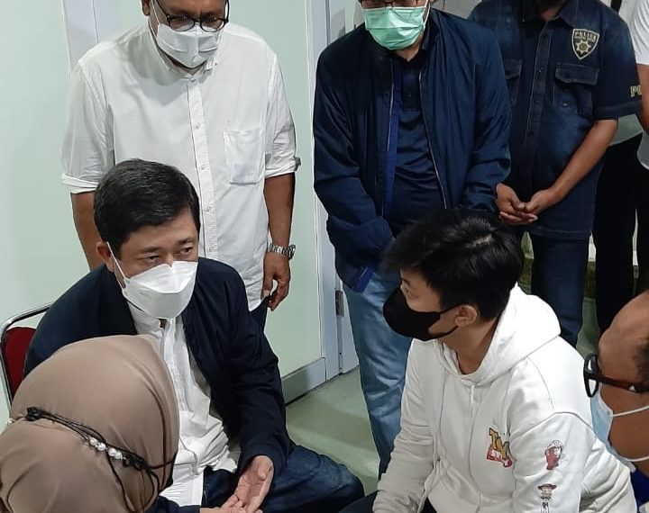 Petinggi Pertamina Patra Niaga Temui Korban Kecelakaan Cibubur