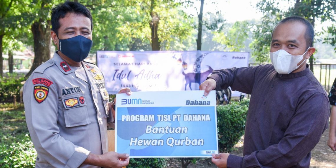 DAHANA Tebar Hewan Kurban ke Masyarakat Sekitar Perusahaan