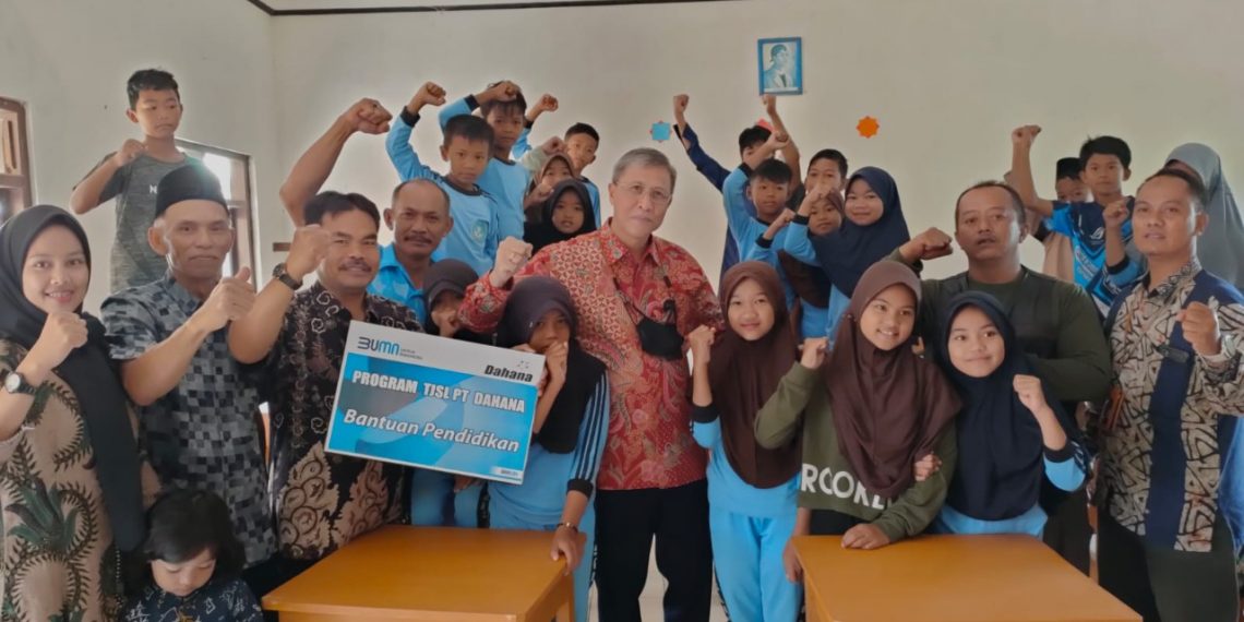 DAHANA Berikan Bantuan Meja dan Bangku ke SDN Banjarsari Cijambe