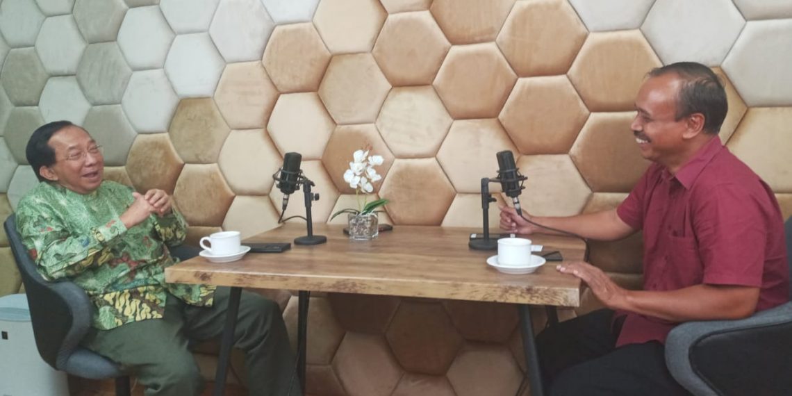 Konsisten Gelorakan GRC, Hotbonar Sinaga Dianugerahi Life Time Achievement di GRC Summit 2022