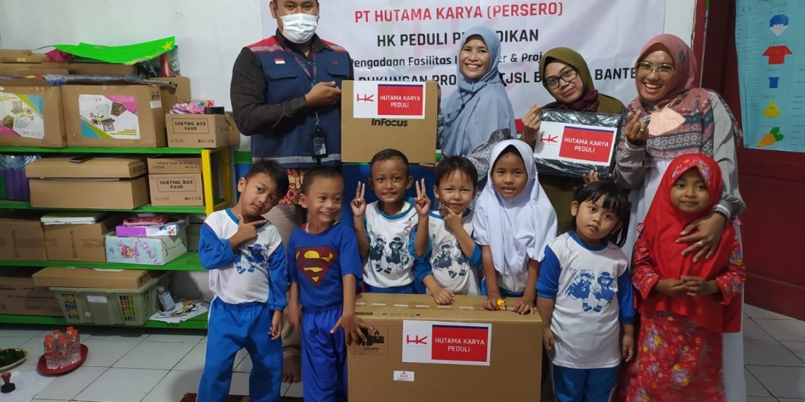 Hutama Karya Dukung Masyarakat Bangkit melalui Bantuan Pendidikan dan Sembako